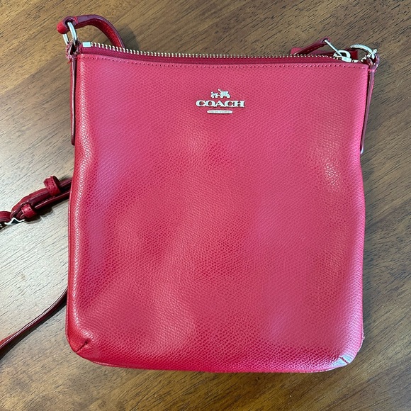 Coach red leather cross-body bag with adjustable strap - Picture 2 of 6